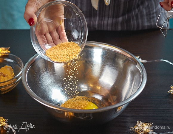 Смешаем их с сахаром. Для моего крема коричневый подошел идеально.