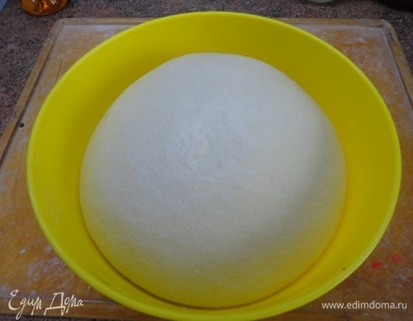 Теплое молоко, сахар и ванильный сахар перемешиваем до растворения сахара. Выливаем в муку с дрожжами, вбиваем яйцо и вымешиваем тесто руками 10 минут. А KENWOOD справился бы за 4 минуты. Теперь частями вводим мягкое сливочное масло. Оставляем тесто в тепле для подъема и увеличения в объеме в 2–2,5 раза.