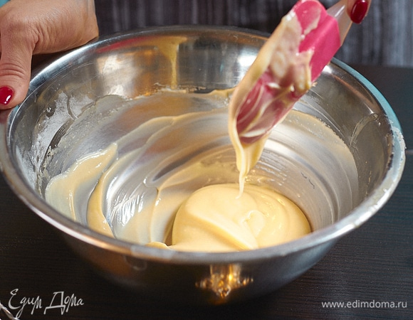 Желтковую основу выложить к горячим сливкам и довести до гладкости на небольшом огне.