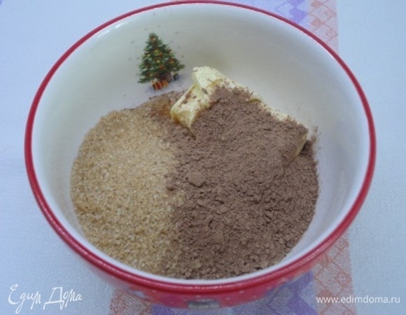 Для начинки смешиваем мягкое сливочное масло с коричневым сахаром и корицей. Перемешиваем до однородности.