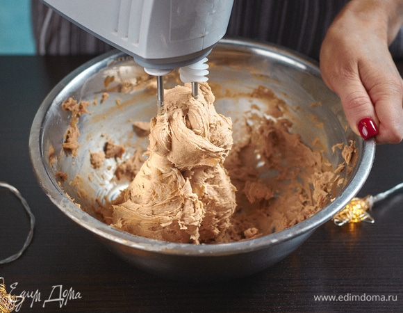 Стабилизировавшуюся массу взбить миксером или с помощью кухонной машины KENWOOD до воздушности.