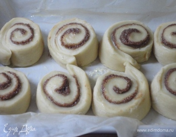 Выкладываем в форму с пергаментом. Оставляем в тепле для подъема. Выпекаем при 180°C 20–25 минут.