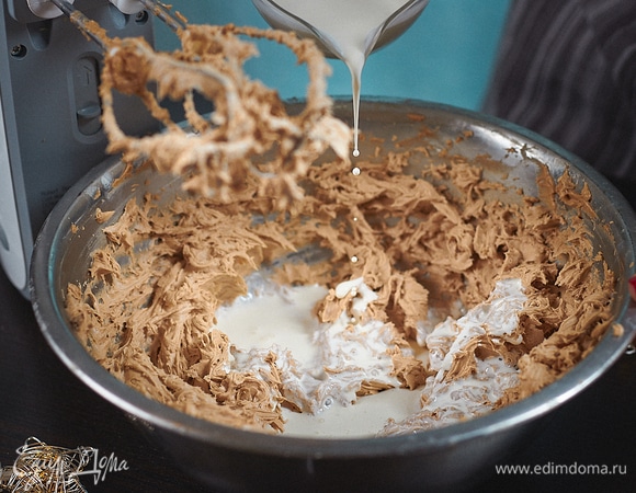 Добавить оставшиеся холодные сливки (225 мл).