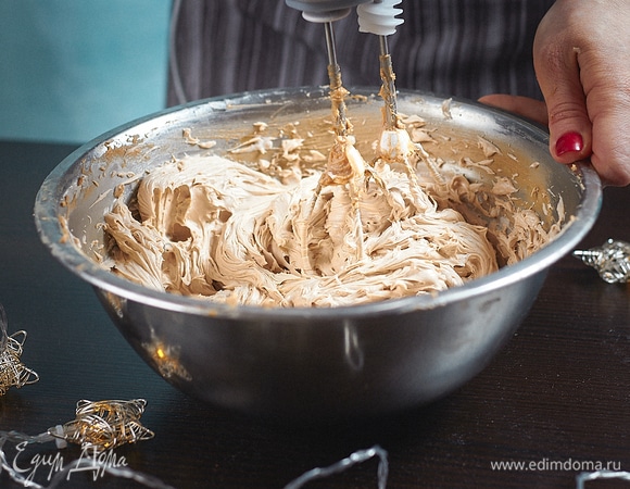 Продолжаем взбивать до пышного устойчивого крема. Снова накрываем пленкой и даем постоять 1 час в холодильнике.