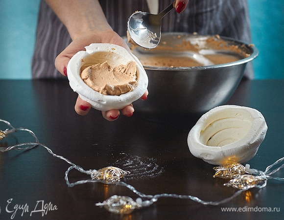 Через час опять взбить крем, чтобы размягчился, наполнить половинки «снежков» и склеить их в шарики. Я подбирала их между собой так, чтобы все шарики получились примерно одинаковые по весу.