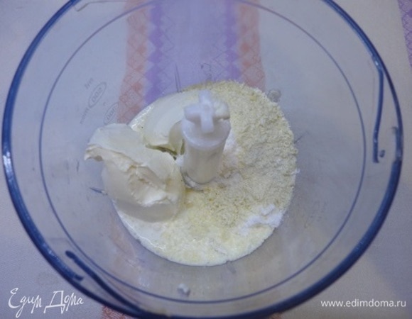 Для крема все ингредиенты помещаем в блендер и взбиваем в однородную массу. У меня еще была 1 ст. л. тертого белого шоколада. Я его тоже сюда добавила.