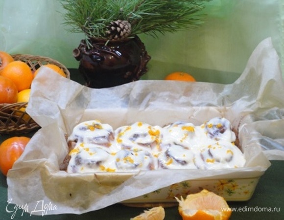 Смазываем теплые булочки кремом.