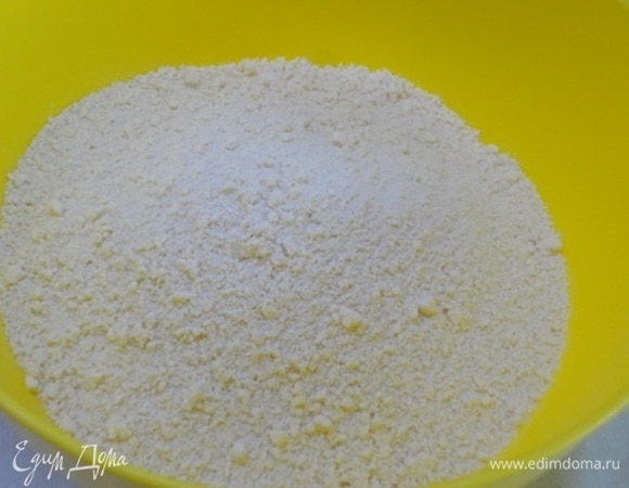 Вот в такую крошку. Собрать крошку руками как можно быстрее в шар. Завернуть тесто в пленку и поставить в холодильник на 1 час.