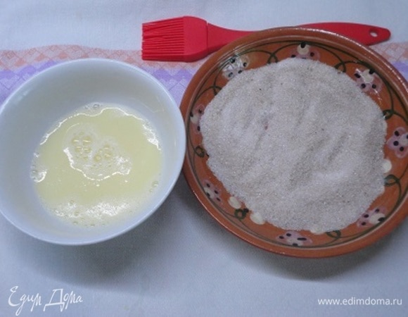 Яйцо взбить с молоком. Сахар смешать с корицей. Яблоки нарезать сегментами толщиной в 1 см. Включить духовку для разогрева до 180°C.