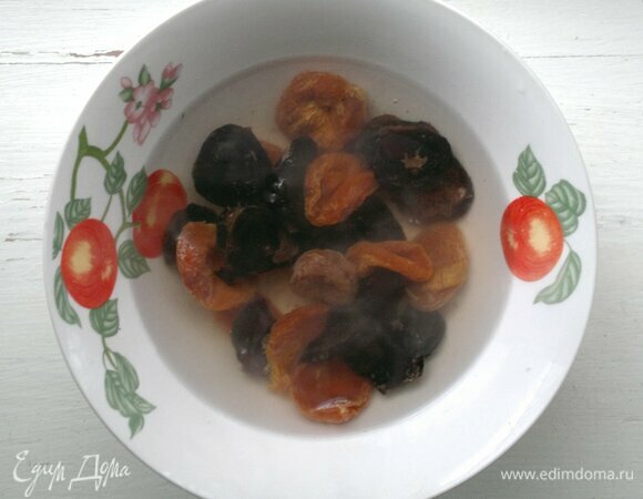 Курагу и чернослив промыть горячей водой. Замочить в кипятке на 5–10 мин.