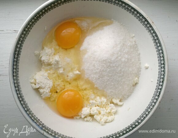 В миске соединить яйца, сахар, творог, соль и ванилин. Взбить до однородного состояния.