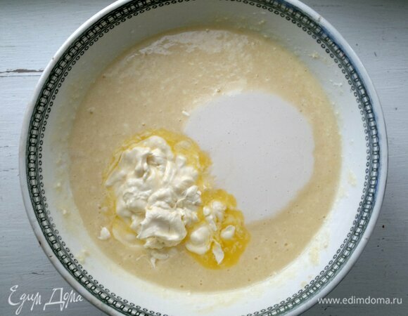 Добавить кефир и размягченное сливочное масло, взбить.