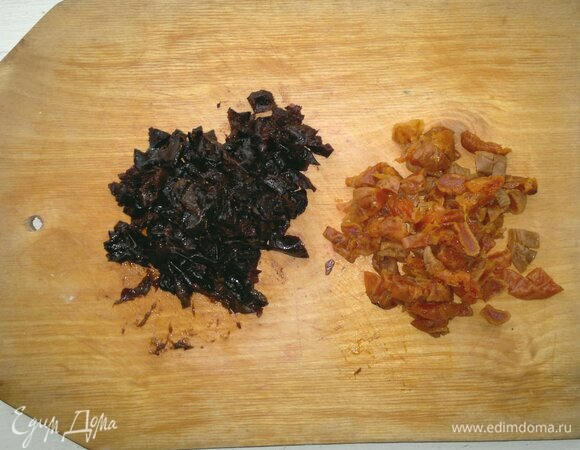 С кураги и чернослива слить воду. Обсушить сухофрукты бумажным полотенцем. Фрукты мелко нарезать.