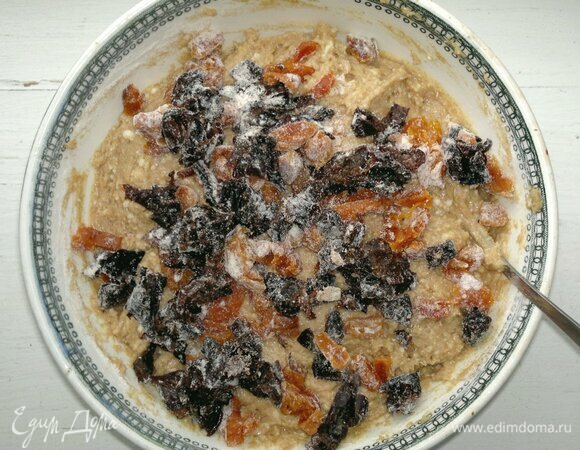 Выложить сухофрукты в тесто, аккуратно перемешать.