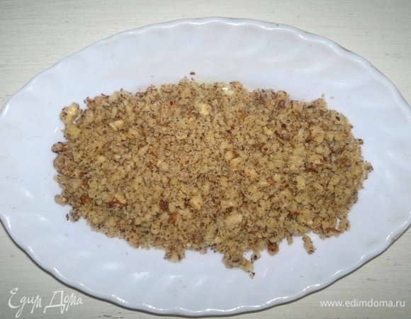 Ядра грецких орехов измельчить в мелкую крошку. Добавить орехи в тесто и перемешать.