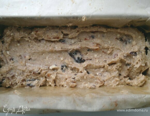 Прямоугольную форму застелить пергаментом, смазать растительным маслом. Выложить в форму половину теста.