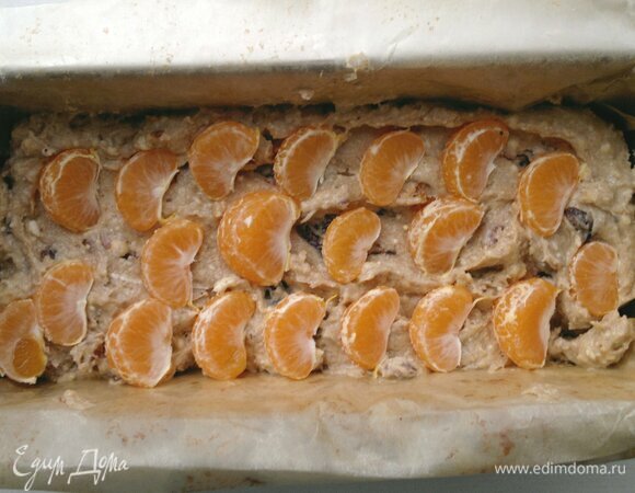 На тесто разложить дольки мандаринов.