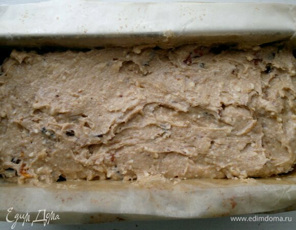 Выложить в форму оставшееся тесто. Поставить форму с кексом в духовку, разогретую до 180°C, на 55–60 мин. Время выпечки зависит от вашей духовки. Может потребоваться больше или меньше времени. Готовность проверить деревянной палочкой. Она должна выходить сухой из середины кекса.