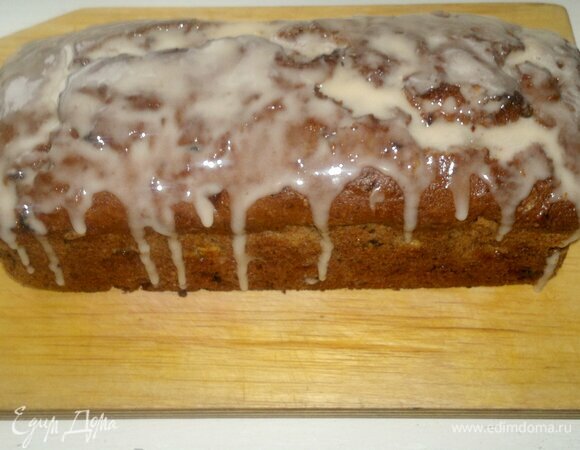 Остывший кекс смазать глазурью.