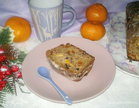 Разрезать кекс на порции и подать к чаю или кофе. Приятного аппетита! С Новым годом и с Рождеством!