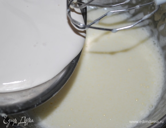 Для начинки яйца взбейте с сахаром и соедините со сметаной, добавьте по вкусу ванильный сахар.