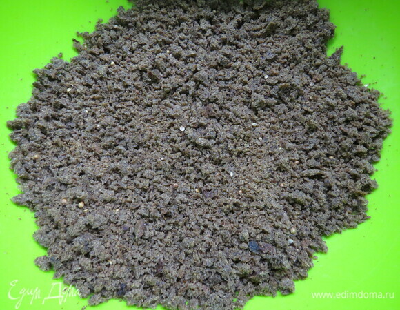 Черный хлеб измельчить в блендере, добавить растопленное масло, перемешать и выложить на дно разъемной формы, утрамбовать, убрать в холодильник. Желатин залить холодной водой.