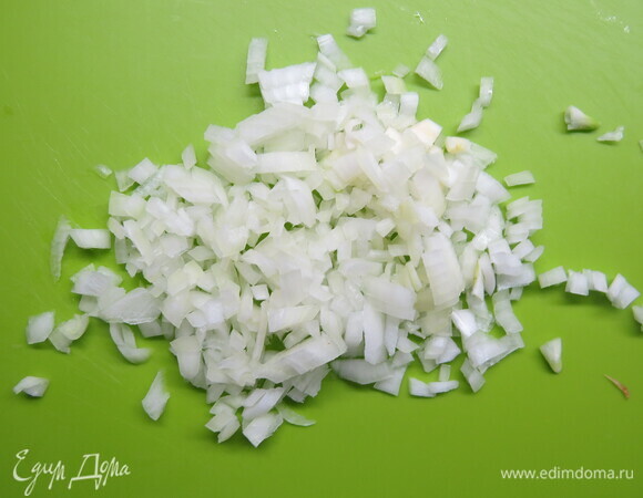 Лук мелко нарезать.