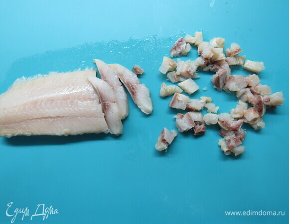 Филе слабосоленой сельди нарезать мелкими кусочками.