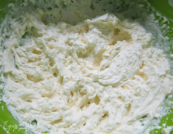 Смешать творог и сливки, для однородности можно пробить блендером, если есть такая необходимость.