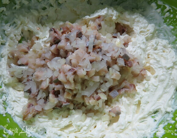 В чаше смешать сельдь, лук, сливки и творог. Приправить солью и перцем.