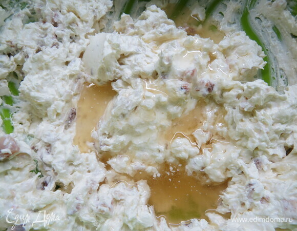 На медленном огне или в микроволновке распустить желатин (ориентируйтесь на инструкцию на упаковке). Тонкой струйкой влить желатин в чашу с творожной массой, постоянно помешивая.