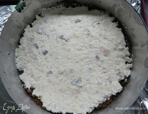 Полученную массу выложить на хлеб, разровнять, убрать в холодильник минимум на 2 часа.