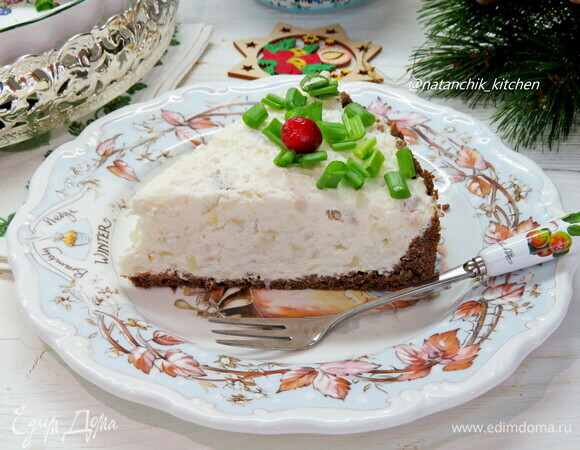 Достать тарт из формы, переложить на блюдо и украсить зеленым луком. Приятного аппетита!