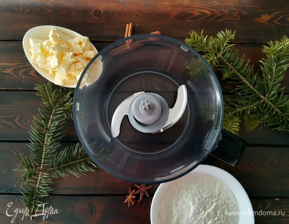 Если у вас есть кухонная машина — прекрасно! Тесто идеально можно приготовить в ней с помощью насадки «весло», перемешивая ингредиенты на низкой скорости до получения мелкой крошки. Если нет, тогда с помощью блендера. На первом этапе нам потребуются ледяное сливочное масло и пшеничная мука.