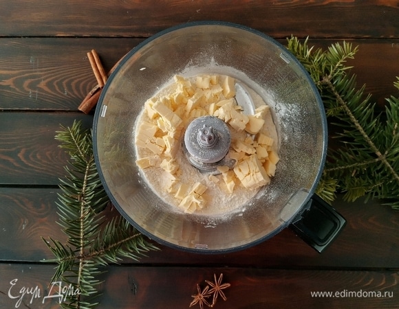 В чашу блендера помещаем масло и муку.