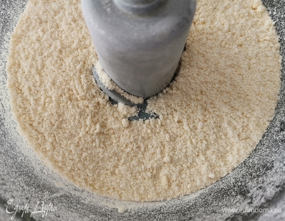 Включаем блендер и объединяем масло и муку вот до такой мелкой крошки.