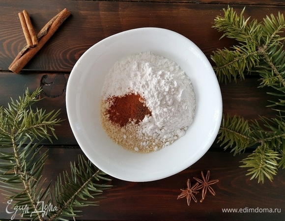 Смешиваем вместе сахарную пудру, миндальную муку и специи. Последние вы можете регулировать по своему вкусу или вовсе не класть.