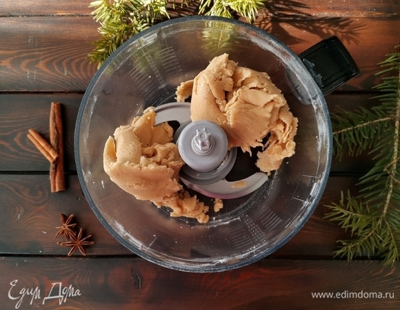 Делаем это вот до такого состояния, когда тесто собралось почти в единый комок. Дальше не надо, есть вероятность остаться без кухонного помощника. Руками достаете тесто, быстро скатываете его в шар и расплющиваете. Чем меньше соприкосновений с тестом, тем лучше. Оно не любит тепло, а идеальная температура для него — 16–20°C.