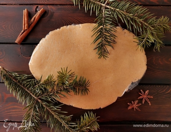 Обязательно заматываем тесто в пищевую пленку и убираем в холодильник на 2 часа. Совет: начинайте делать тарт ближе к вечеру, тогда утром уже сможете им наслаждаться!