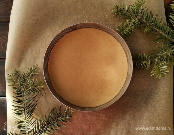 Кольцом вырезаем необходимый нам диаметр дна тарта, излишки теста откладываем в сторонку. У меня перфорированное кольцо, в таких ваше изделие будет идеальным! Убираем в морозилку.