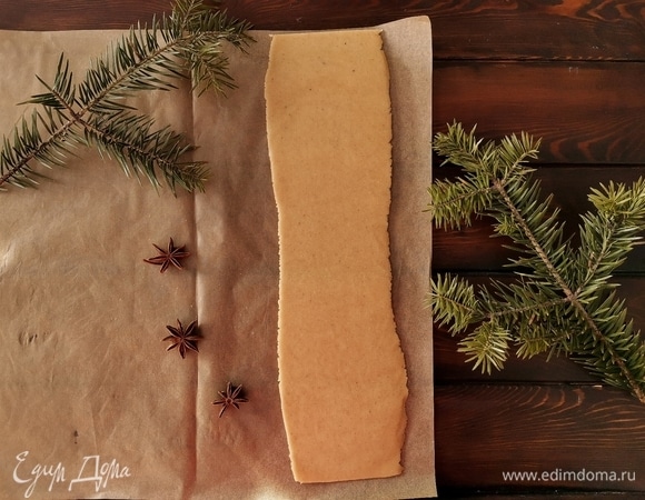 Из половины остатков теста раскатываем вот такую длинную полоску шириной примерно 8 см, но не менее 7. Тоже убираем в морозилку минут на 10.