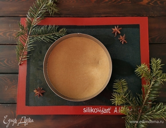 Нашу заготовку с дном тарта переносим на перфорированный силиконовый коврик — еще один залог успешного десерта!