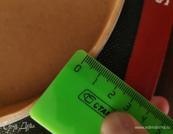 Толщина стенок тарта — тоже 3–4 мм, меньше лучше не рисковать делать, чтобы выдержал вес. Теперь убираем все в морозилку на 40–60 минут.