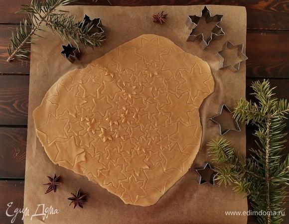 Из всех остатков теста вырежьте наши украшения и тоже уберите в морозилку.