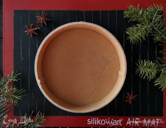 Духовку разогреваем до 155°C. У тарта острым ножом подрезаем края. Коврик с формой ставим на решетку и выпекаем 25 минут.