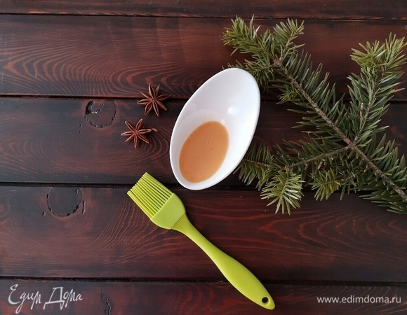 Пока тарт выпекается, смешиваем 1 желток и 10 мл сливок.