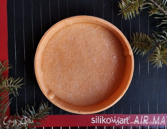 Смазываем тарт смесью желтка и сливок. Этот шаг очень важен, благодаря ему тарт не размокнет от жидкой начинки. Кроме того, наше изделие будет красивого золотистого цвета, да еще и с блеском. Просто волшебно! Возвращаем в духовку на 12 минут, температуру не меняем.