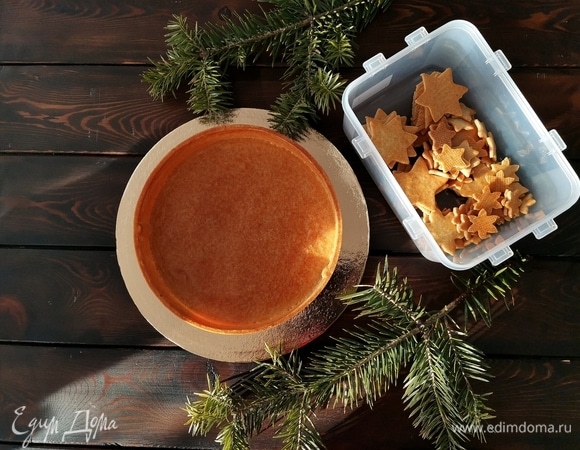 Вот такая прелесть у нас получается! Украшения тарта я выпекала 10 минут, потом смазала также желтком со сливками и допекла еще 8 минут. На следующем этапе нам потребуются миндальные лепестки, обязательно обжаренные. Если у вас сырые, то можете их подрумянить при 165°C примерно 15 минут до золотистого цвета, все равно духовка горячая.