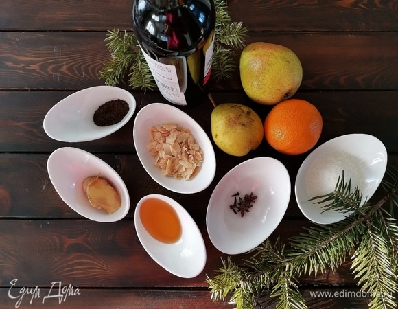 Теперь самая ароматная часть нашего десерта! Тут главное — не перепутать, куда лить вино: по кулинарному назначению или в себя :)