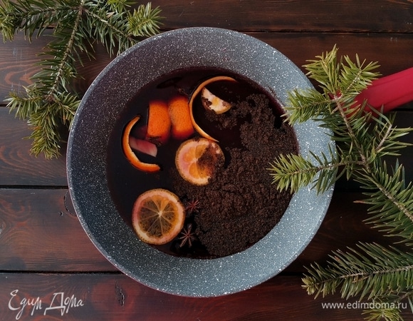 В сковороду с толстым дном наливаем вино и добавляем цедру апельсина и 2–3 целых кусочка, мед, сахар и все специи. Ставим сначала на большой огонь и доводим до кипения. Потом делаем средний и слегка выпариваем вино минут 10.